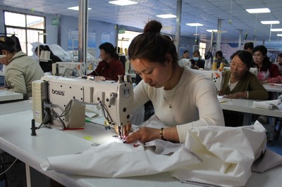 巧手織錦繡，匠心連四?！獙幙h春榮鎮(zhèn)興創(chuàng)服裝就業(yè)工廠發(fā)展紀(jì)實(shí)